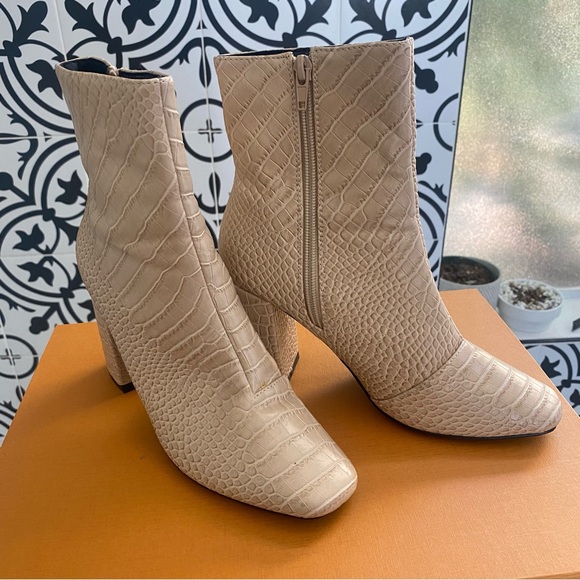 Nude Snakeskin Boots Size 6 - Picture 6 of 8